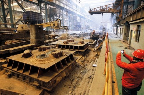 2月21日,鞍钢重型机械公司铸钢厂事故现场
